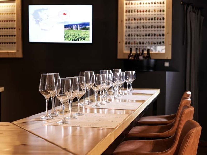 Athens: Acropolis Wine Tasting with Cheese and Olives - Your Flight of 5 Greek Wines (3 White, 2 Red) and What to Listen For