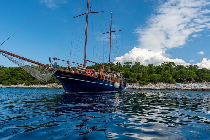 Athens Day Cruise: 3 Islands Tour in the Saronic Gulf with Lunch - Aegina town: Apollo’s Kolona and a pistachio-friendly stroll (2 hours)