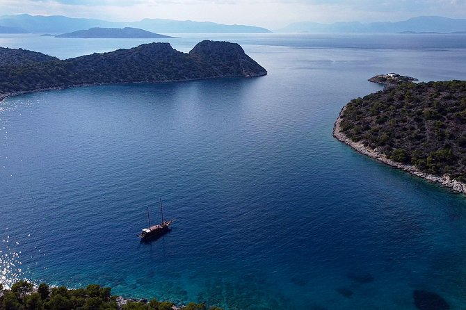Athens Day Cruise: 3 Islands Tour in the Saronic Gulf with Lunch - The boat experience: what on board makes it easier