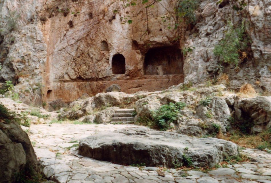 Athens: Delphi, Corycian Cave, and 300 Battlefield Day Trip - Arachova: The Celebrity Ski Resort Stop That Works as a Reset