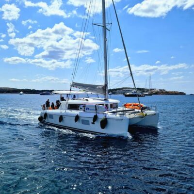 Athens: Riviera Catamaran Tour with Fresh Meal and Drinks - Sailing the Athens Riviera: where the sea breeze does the heavy lifting