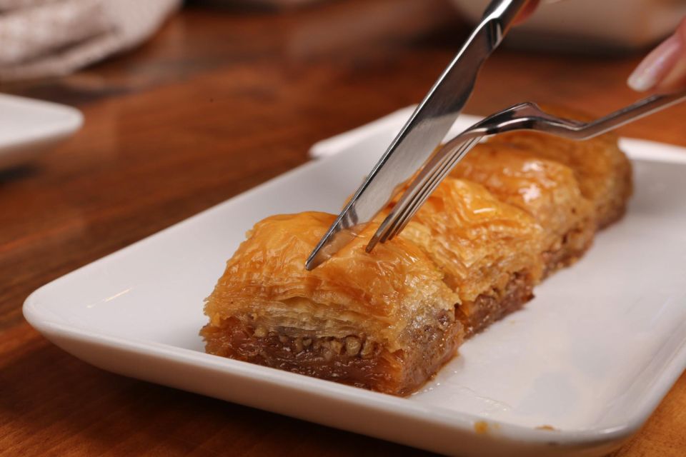 Athens: Street Food Tasting Tour - Psyrri streets and loukoumades: the sweet spot of the tour