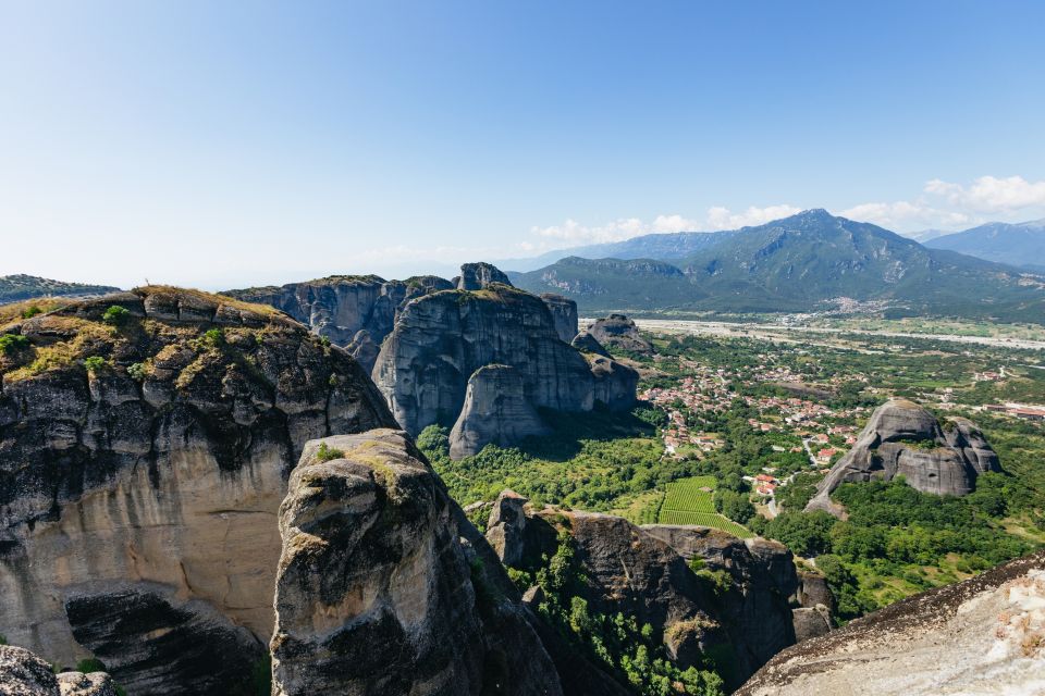 From Athens: Delphi and Meteora 2-Day Guided Tour - The Thermopylae stop and the ride back to Athens
