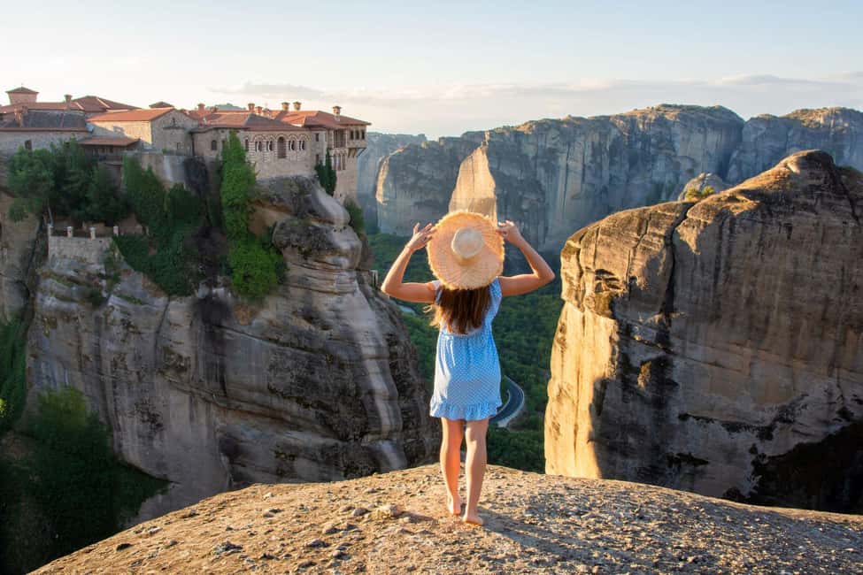 From Athens: Meteora Monasteries and Hermit Caves Tour - Kastraki Lunch and the First Big Views of Meteora